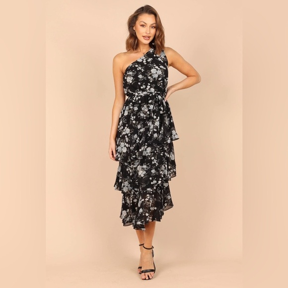 Petal & Pup Dresses & Skirts - NWOT PETAL AND PUP BRIGETTE ONE SHOULDER TIERED MIDI DRESS - BLACK FLORAL